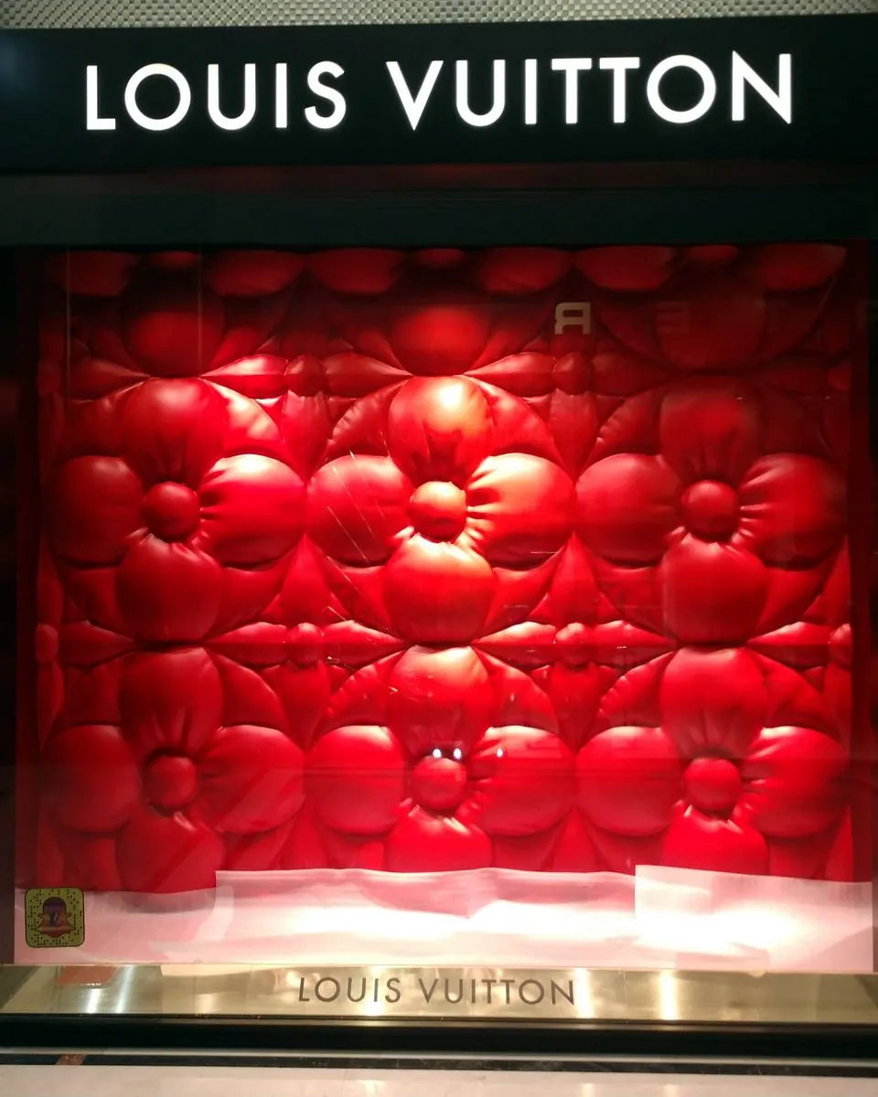 Vitrina Louis Vuitton cu fundal rosu tridimensional